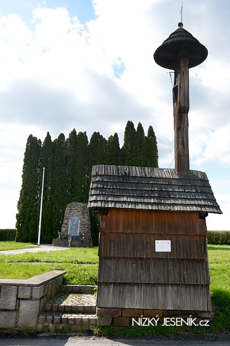 Devn kaplika u pomnku v Zkov.
