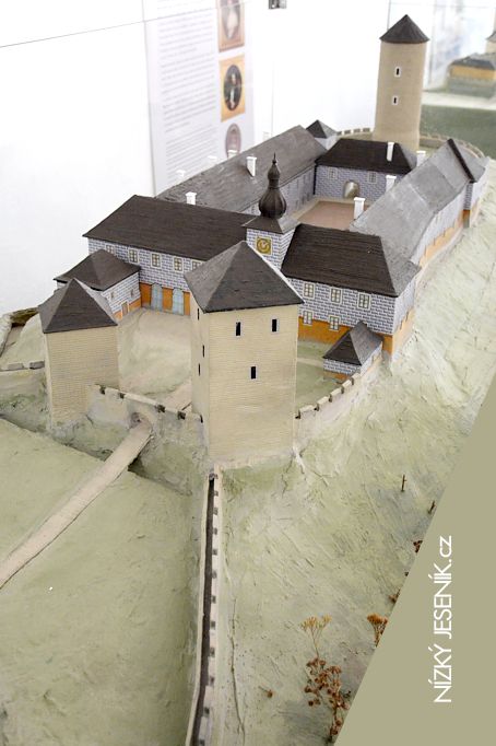 Pestavba hradu na zmek. Renesann etapa, zatek 17. stolet.