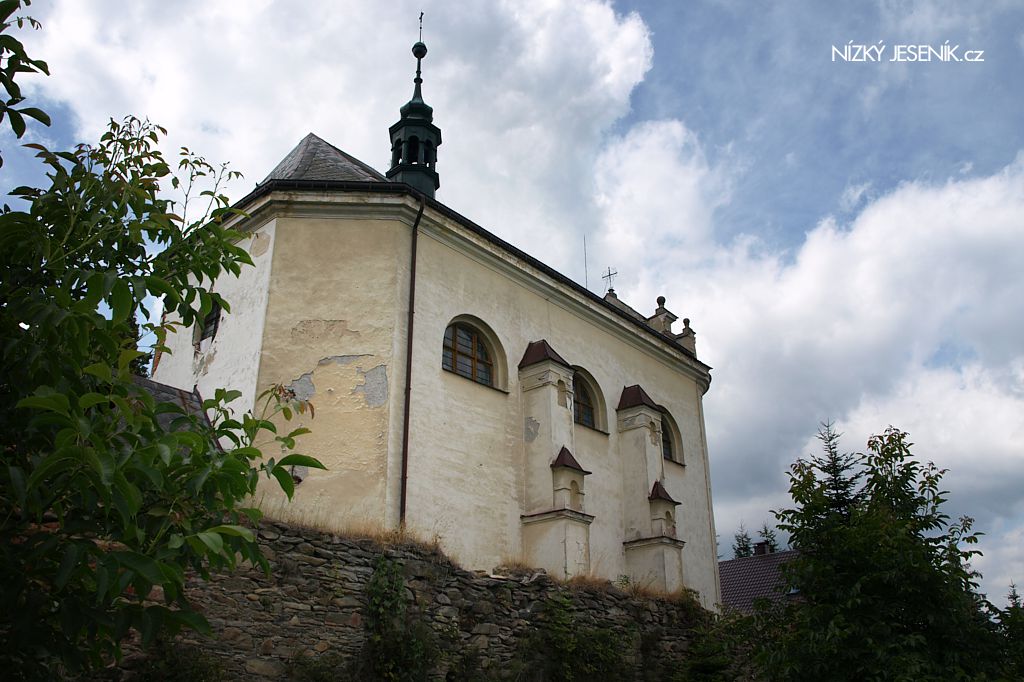 Kostel sv. Jana Nepomuckho v Karlovci.