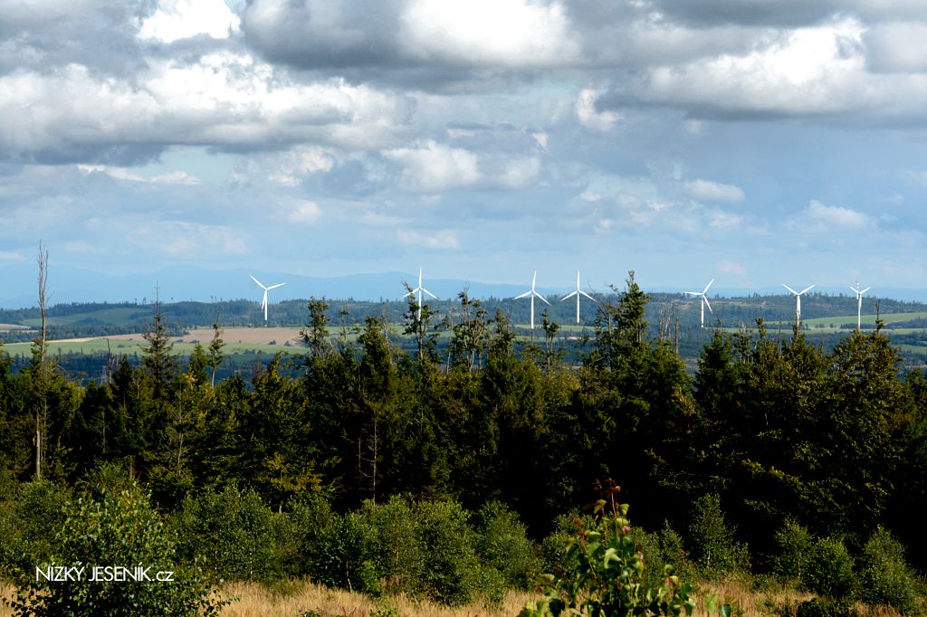 Větrníky na Červeném kopci, zcela vpravo Červená hora, na horizontu Moravskoslezské Beskydy.