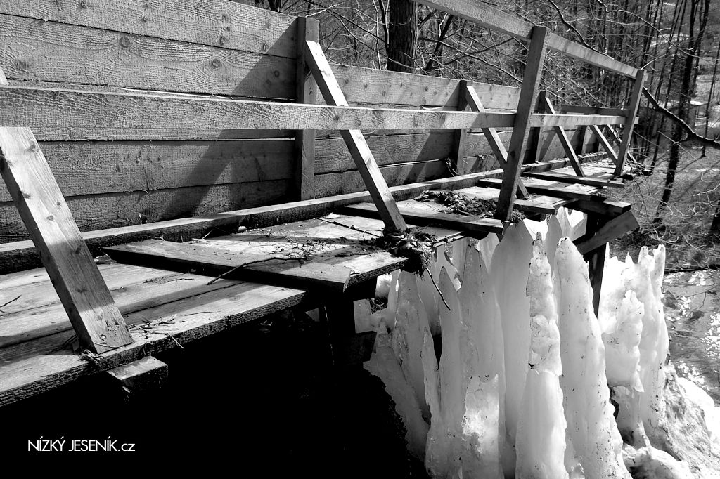 Přepadové dřevěné vantroky se zbytky ledu.
